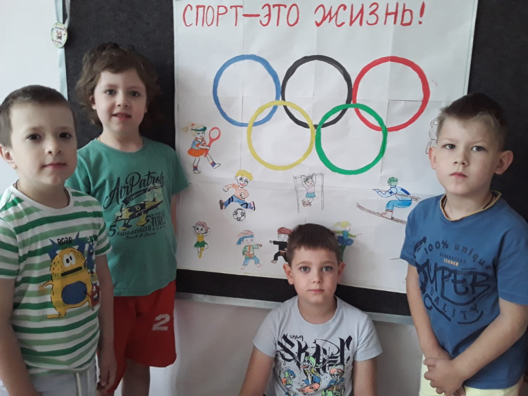Мы зарядку делали, прыгали и бегали.